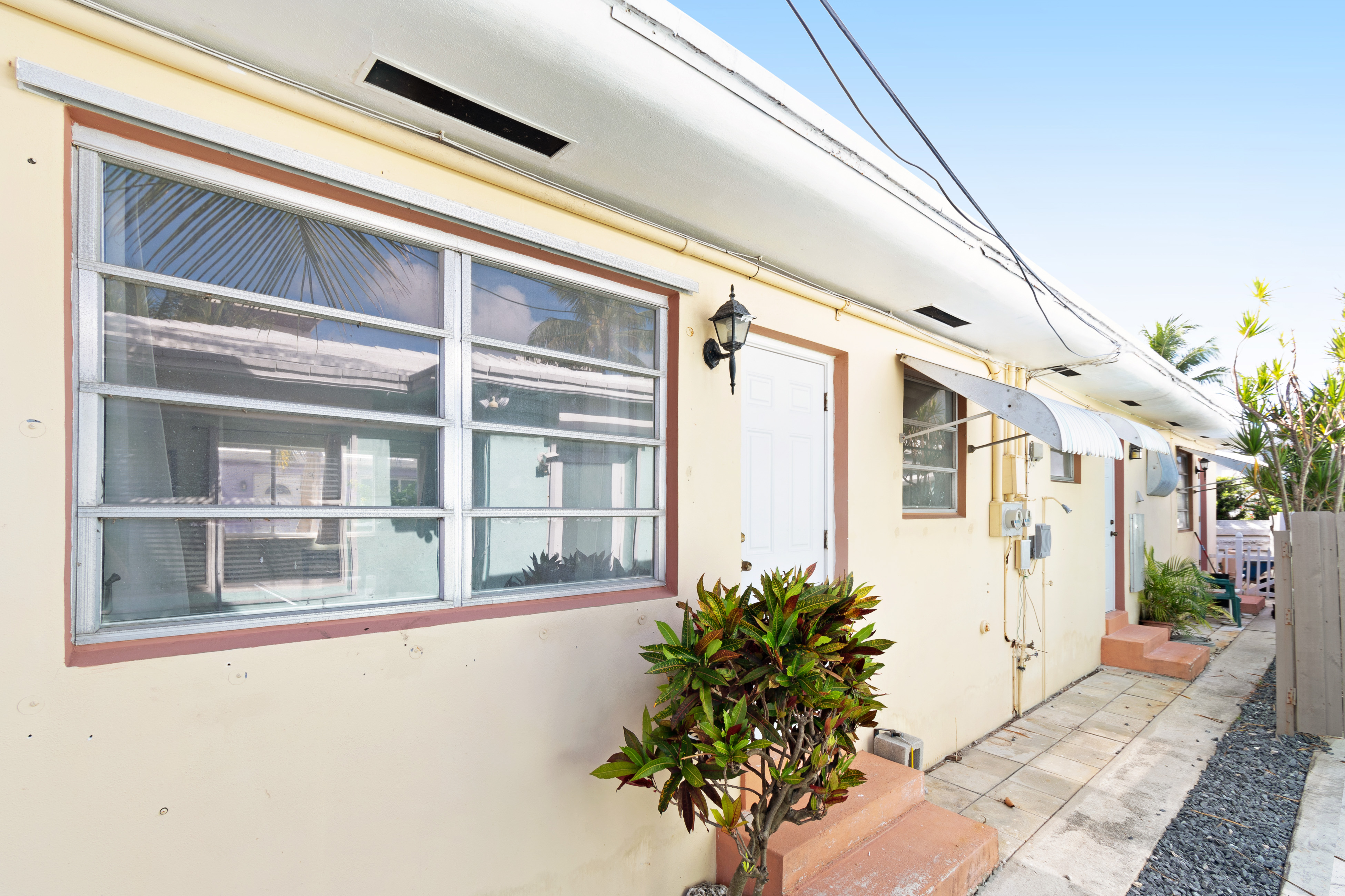 Hollywood Condo 962359