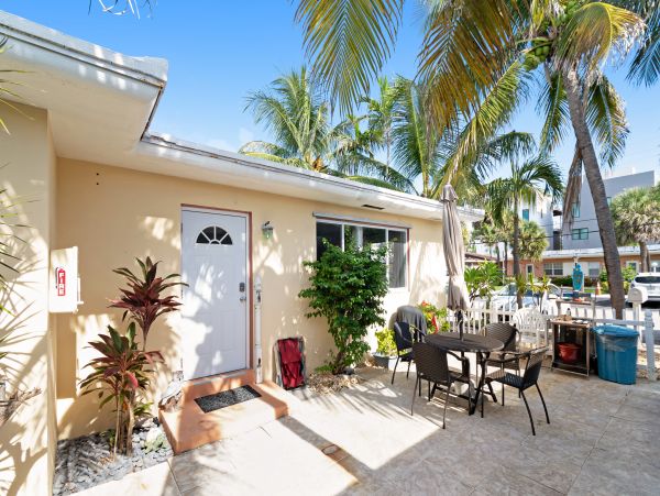 Hollywood Condo 962359