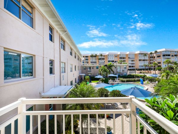 St. Petersburg Condo 962486