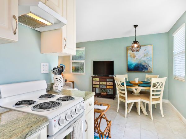 St. Petersburg Condo 962486