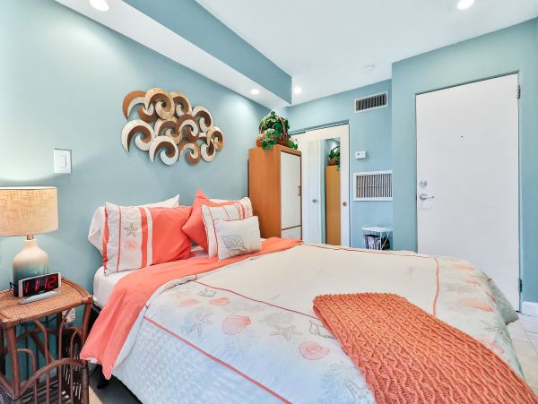 St. Petersburg Condo 962486