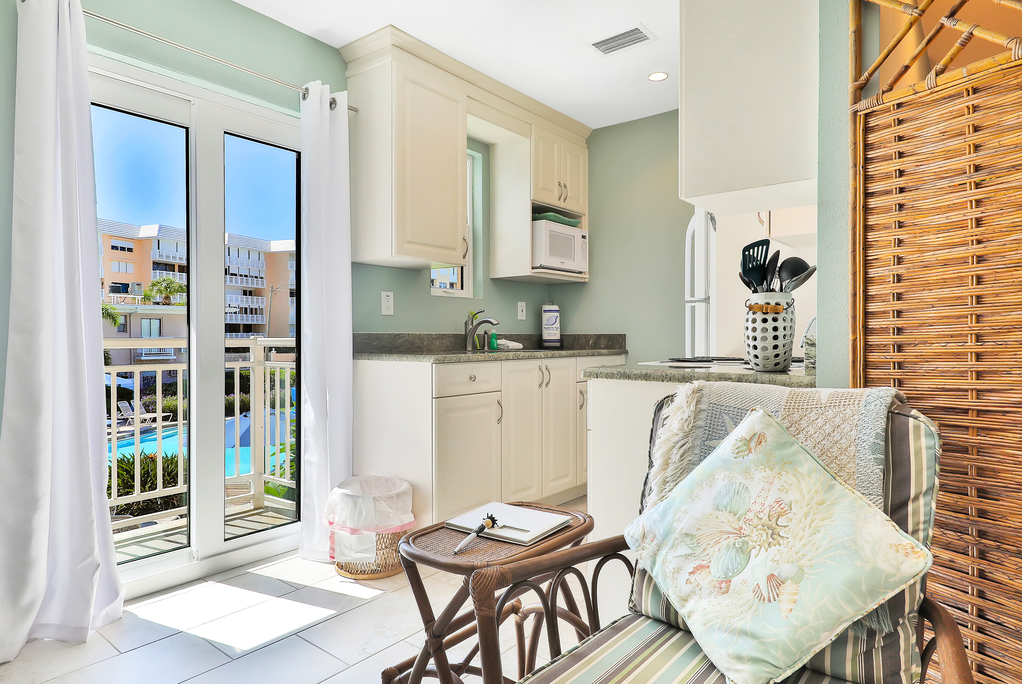 St. Petersburg Condo 962486