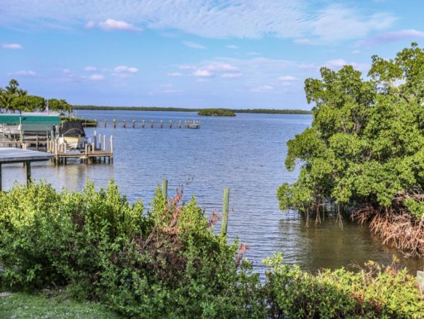 Four Bedroom Vacation Home in Fort Myers Walk to Beach