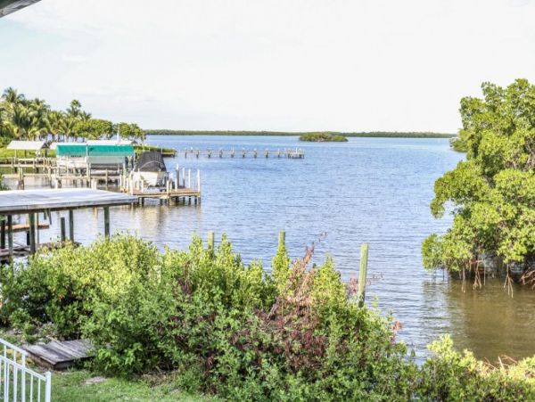 Four Bedroom Vacation Home in Fort Myers Walk to Beach
