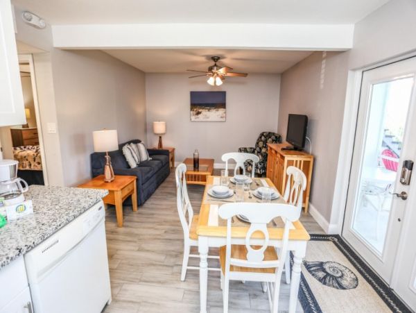 Four Bedroom Vacation Home in Fort Myers Walk to Beach