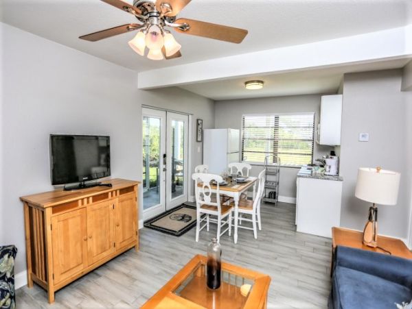 Four Bedroom Vacation Home in Fort Myers Walk to Beach