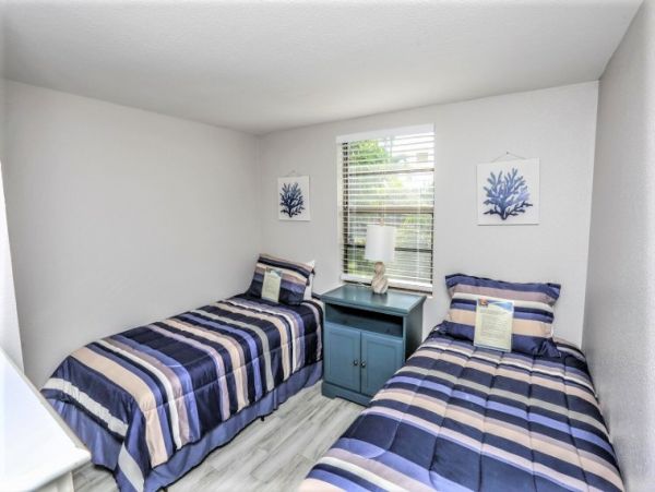 Four Bedroom Vacation Home in Fort Myers Walk to Beach