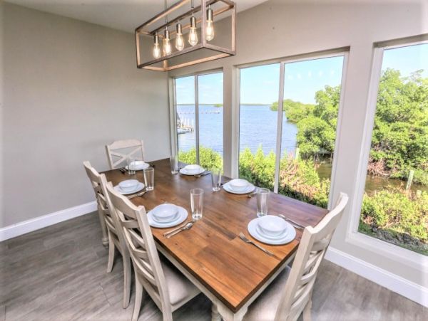 Four Bedroom Vacation Home in Fort Myers Walk to Beach