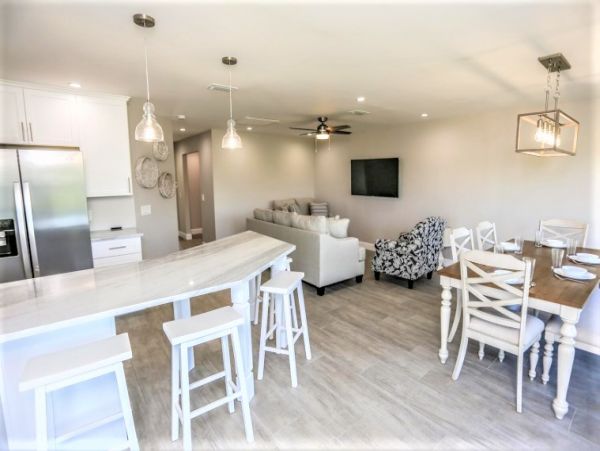 Four Bedroom Vacation Home in Fort Myers Walk to Beach