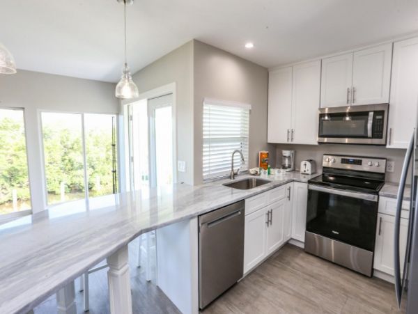 Four Bedroom Vacation Home in Fort Myers Walk to Beach