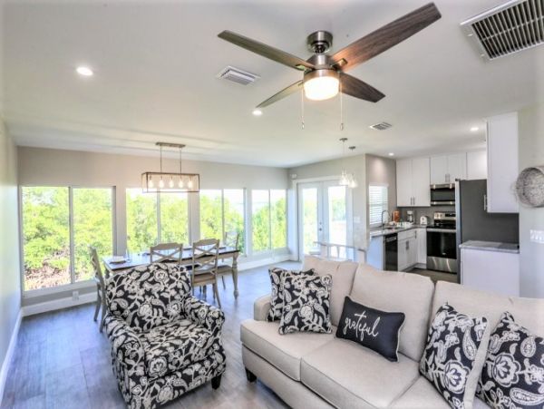 Four Bedroom Vacation Home in Fort Myers Walk to Beach