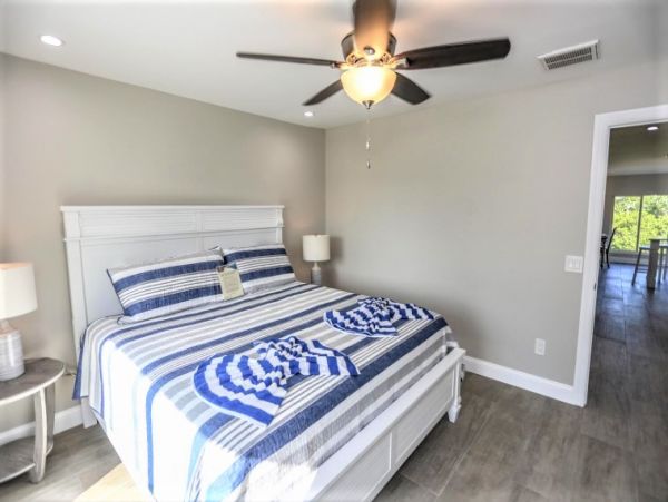 Four Bedroom Vacation Home in Fort Myers Walk to Beach