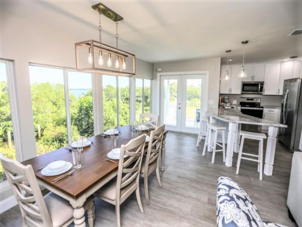 Four Bedroom Vacation Home in Fort Myers Walk to Beach