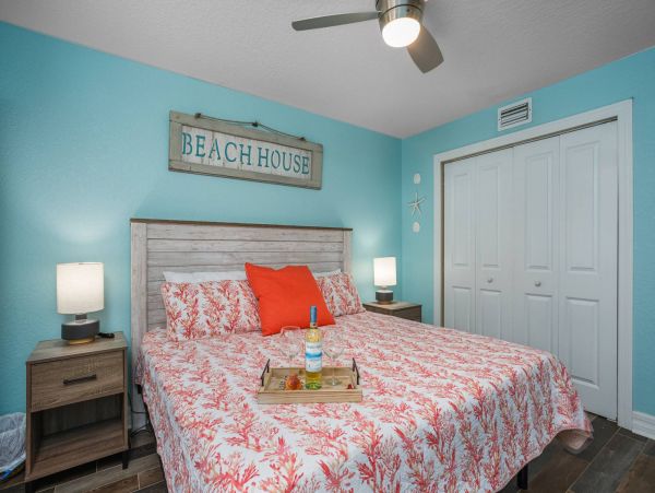 Walk to Beach 2 Bedroom Condo in Siesta Key Sleeps 4 Guests