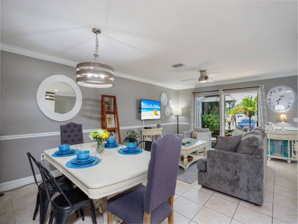 Walk to Beach 2 Bedroom Condo in Siesta Key Sleeps 4 Guests