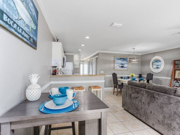 Walk to Beach 2 Bedroom Condo in Siesta Key Sleeps 4 Guests