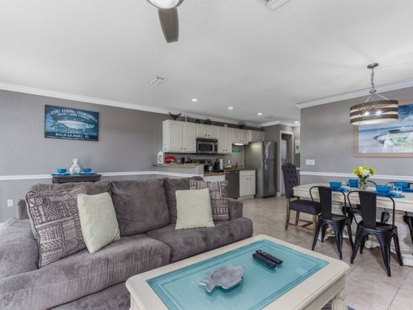 Walk to Beach 2 Bedroom Condo in Siesta Key Sleeps 4 Guests