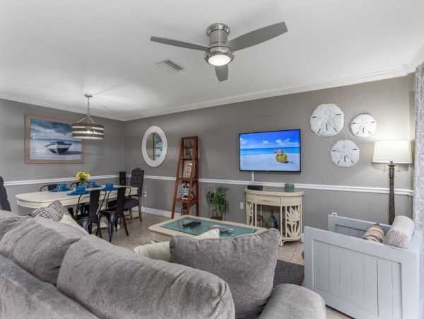 Walk to Beach 2 Bedroom Condo in Siesta Key Sleeps 4 Guests