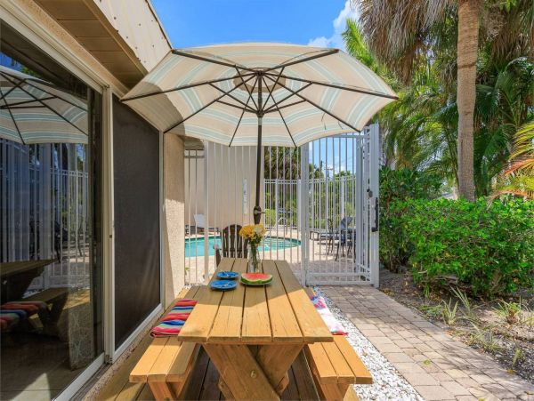 Walk to Beach 2 Bedroom Condo in Siesta Key Sleeps 4 Guests