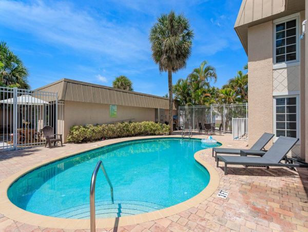 Walk to Beach 2 Bedroom Condo in Siesta Key Sleeps 4 Guests