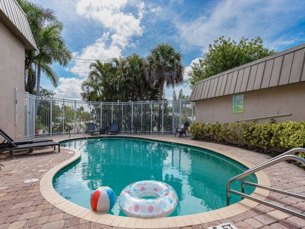Walk to Beach 2 Bedroom Condo in Siesta Key Sleeps 4 Guests