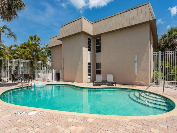 Walk to Beach 2 Bedroom Condo in Siesta Key Sleeps 4 Guests