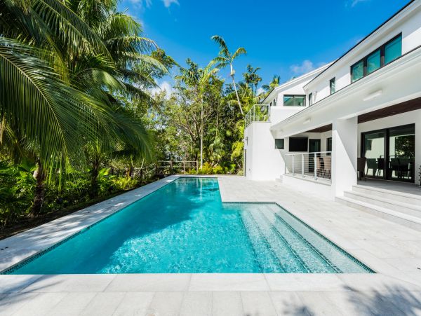 Luxury Waterfront Pool Villa on Miami