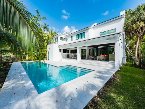 Luxury Waterfront Pool Villa on Miami