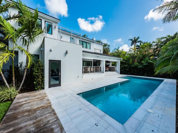 Luxury Waterfront Pool Villa on Miami