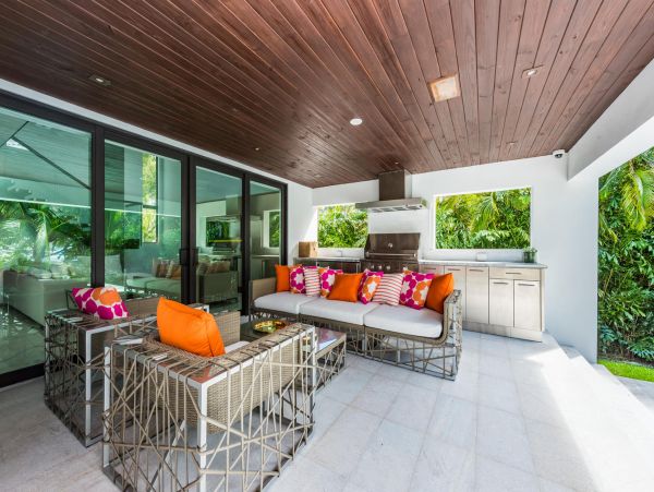 Luxury Waterfront Pool Villa on Miami