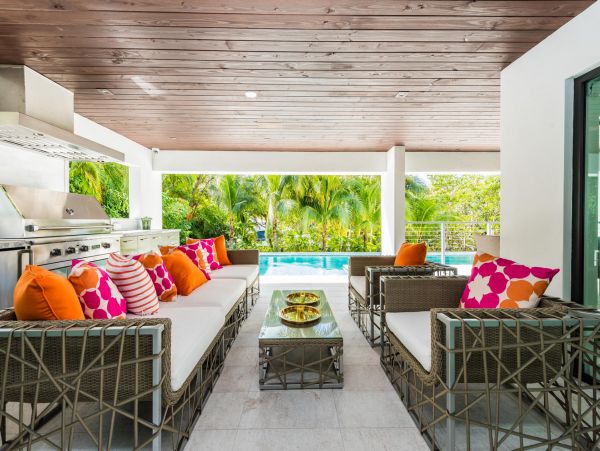 Luxury Waterfront Pool Villa on Miami