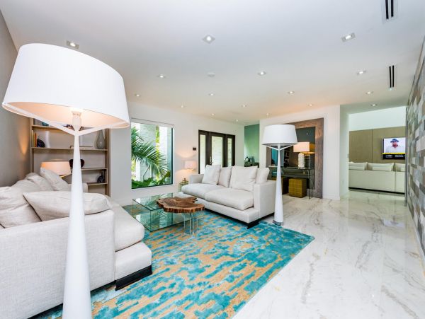 Luxury Waterfront Pool Villa on Miami