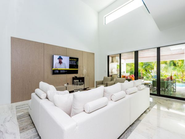 Luxury Waterfront Pool Villa on Miami