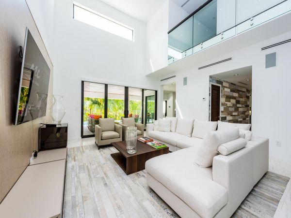 Luxury Waterfront Pool Villa on Miami