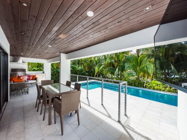 Luxury Waterfront Pool Villa on Miami