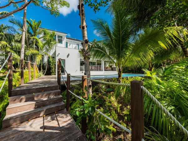 Luxury Waterfront Pool Villa on Miami