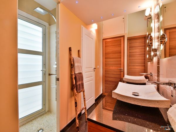 Guadeloupe Home 962624