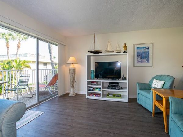 Five min Walk to Sea Holmes Beach Vacation Condo