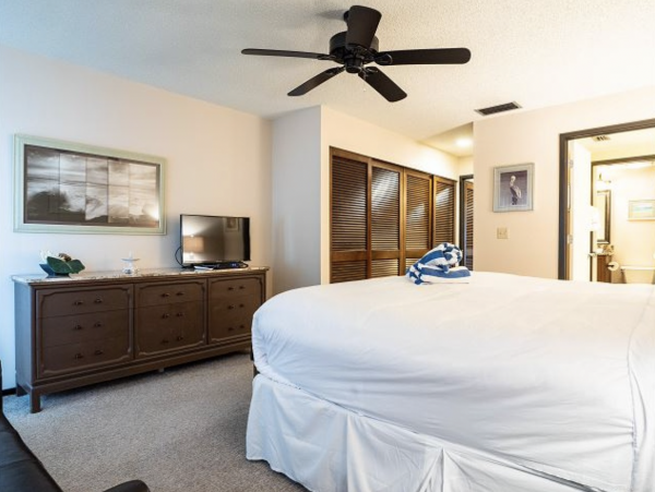 Holmes Beach Beachfront  Vacation Condo Sleeps 3 Guests