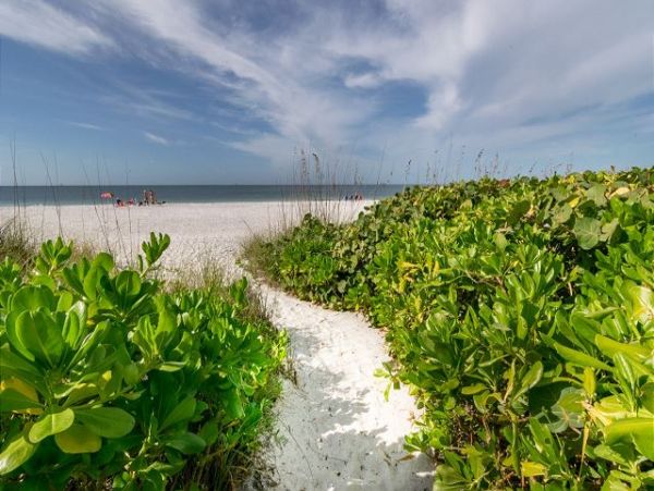 Holmes Beach Beachfront  Vacation Condo Sleeps 3 Guests