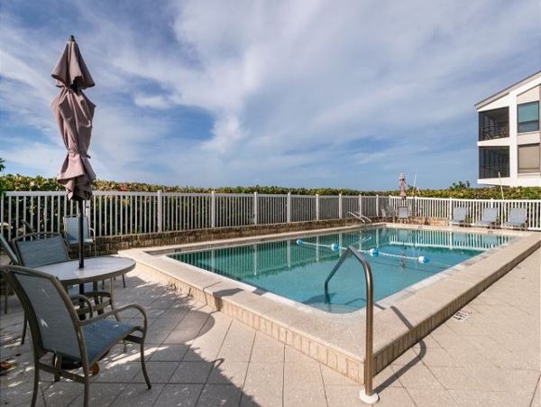 Holmes Beach Beachfront  Vacation Condo Sleeps 3 Guests