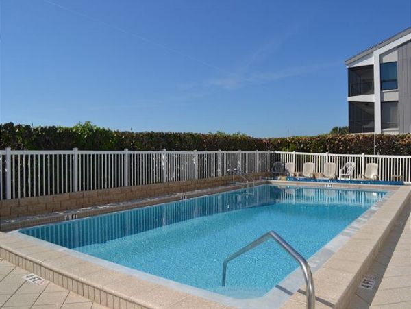 Holmes Beach Beachfront  Vacation Condo Sleeps 3 Guests