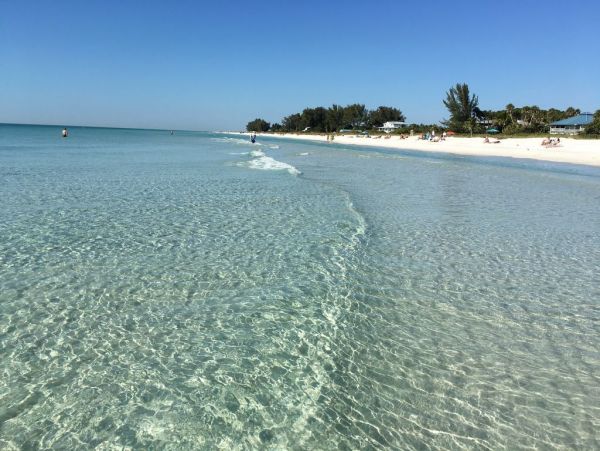 Holmes Beach Beachfront  Vacation Condo Sleeps 3 Guests