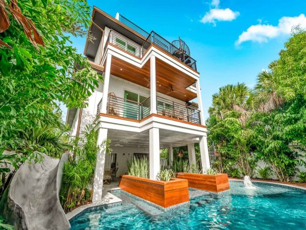 Luxury 6 Bedroom Home with Pool and Spa