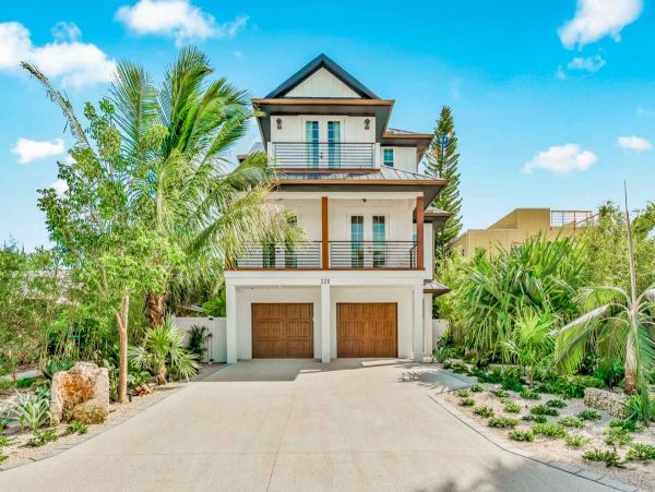 Luxury 6 Bedroom Home with Pool and Spa