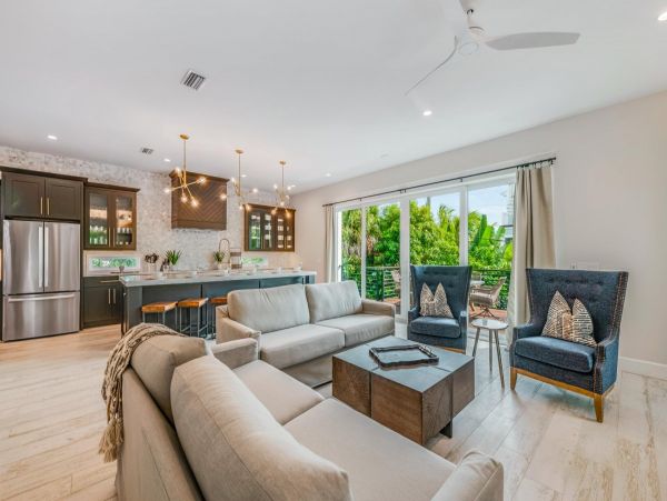 Luxury 6 Bedroom Home with Pool and Spa