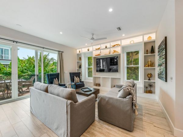 Luxury 6 Bedroom Home with Pool and Spa