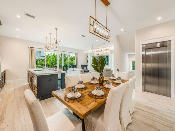 Luxury 6 Bedroom Home with Pool and Spa