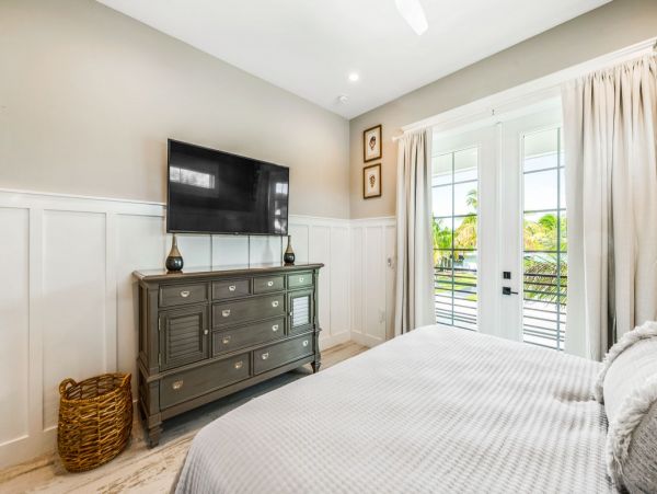 Luxury 6 Bedroom Home with Pool and Spa