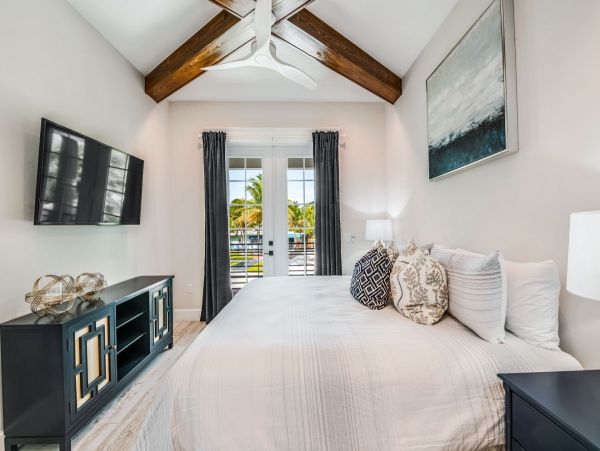 Luxury 6 Bedroom Home with Pool and Spa